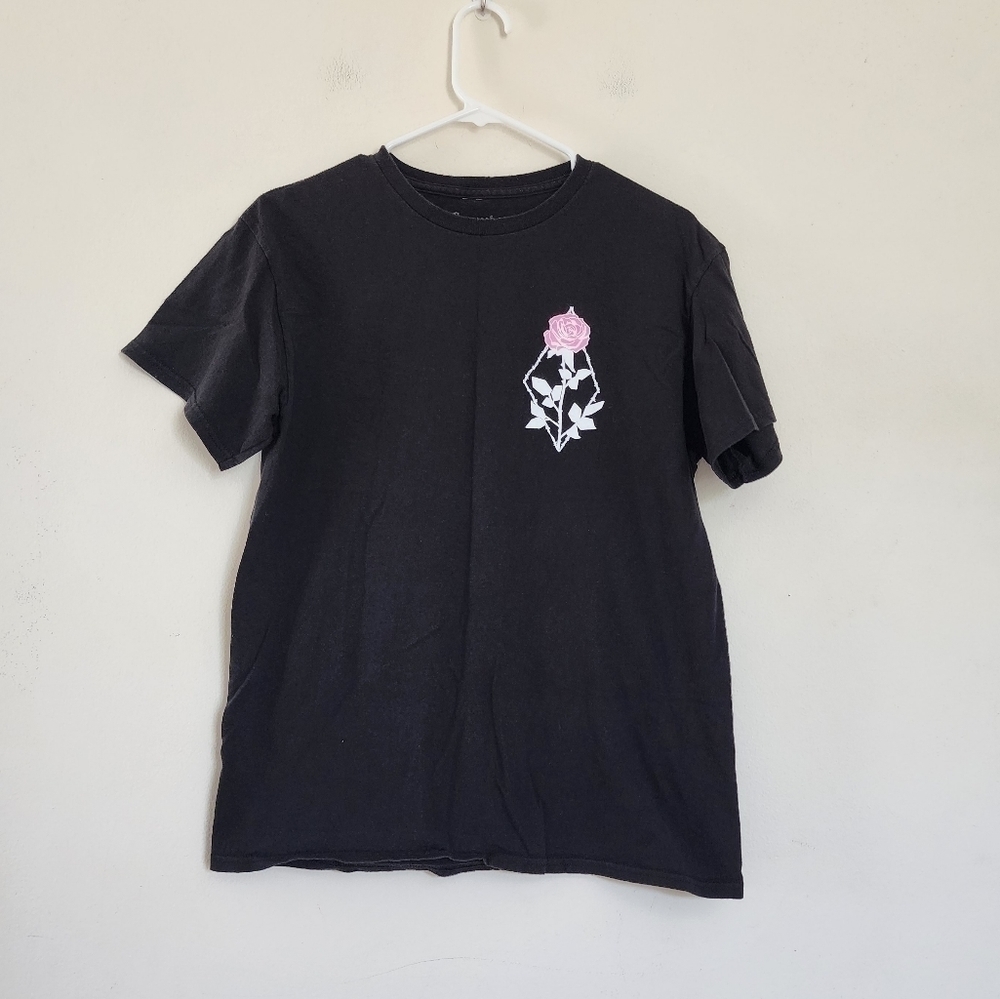 Gender Neutral Youth Empyre Rose Logo t-shirt size Medium